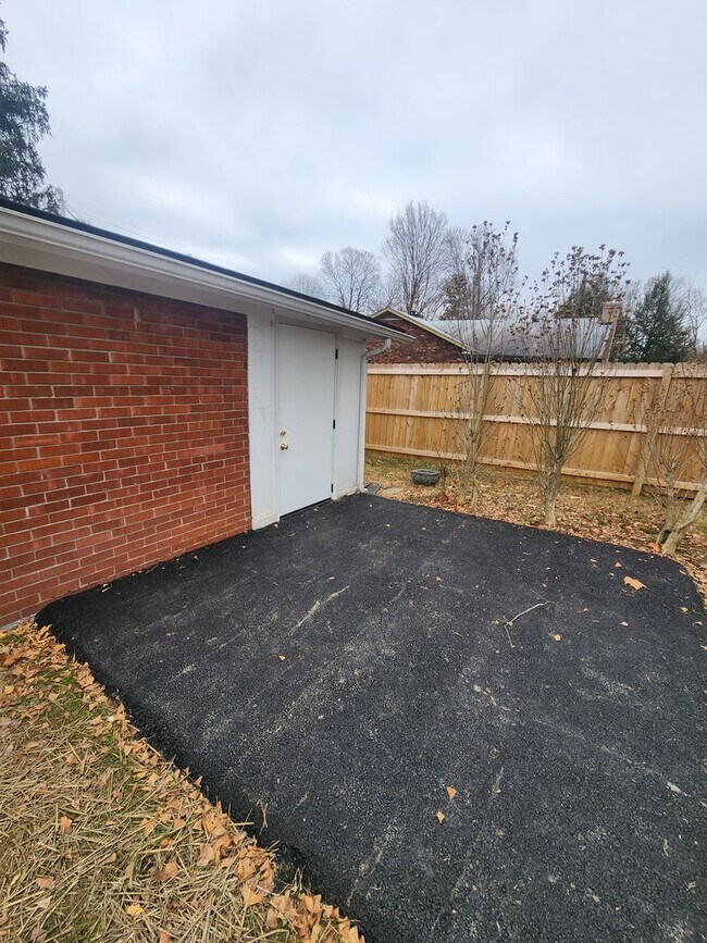 Charming 3 bedroom 1 bath in Crestwood wit... Rental House Rental in