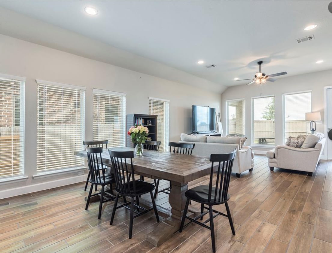 Photo - 114 Chinaberry Bnd