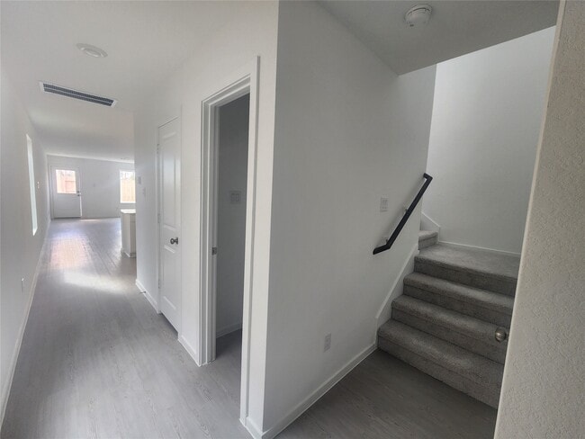 Photo - 906 Pertuso Ln