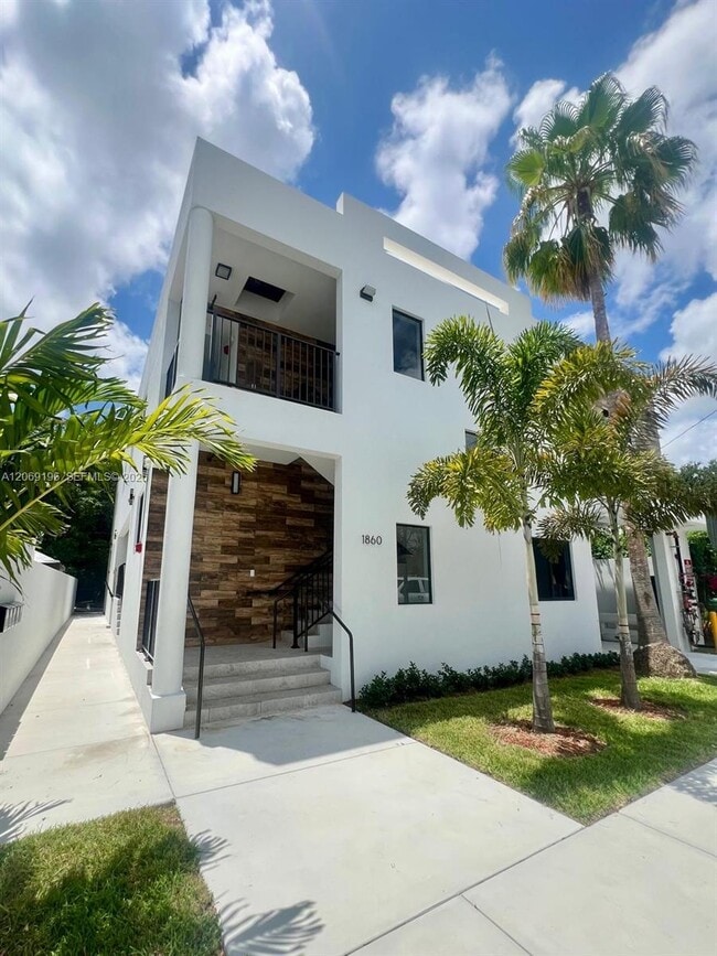 Building Photo - 1860 NW 19th St Unit 201
