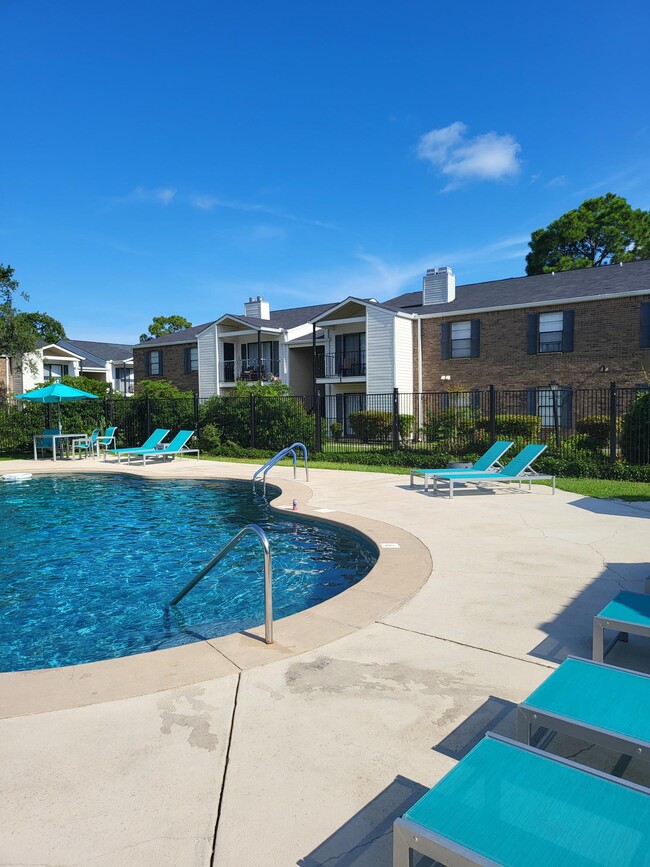 Edgewater Pointe - Edgewater Pointe Apartments