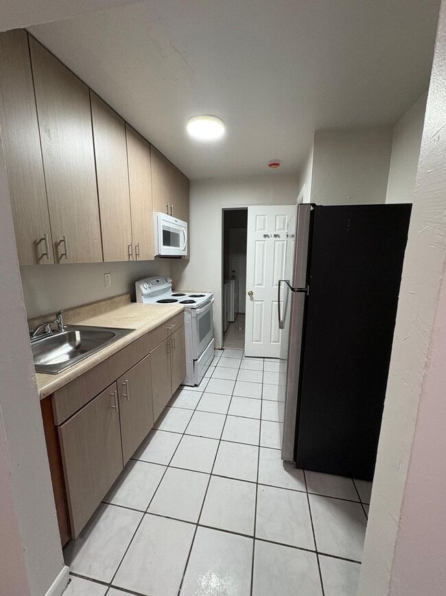 Building Photo - 900 NW Unit East