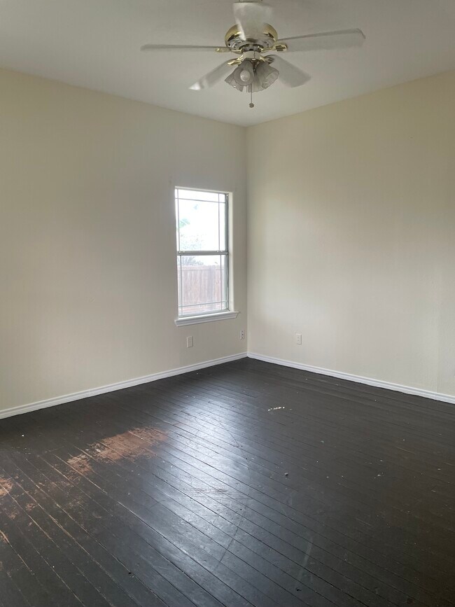 Building Photo - 428 S Texas Ave Rental