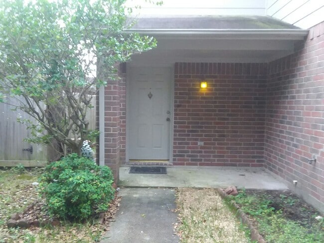 Photo - 906 Oak W Dr