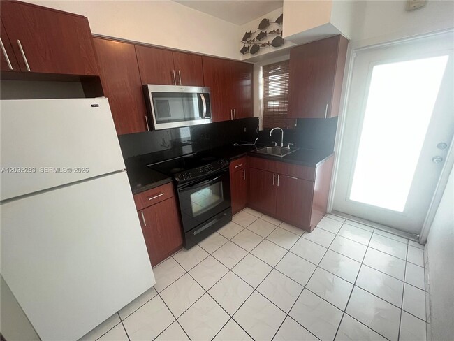Building Photo - 851 Meridian Ave Unit 44