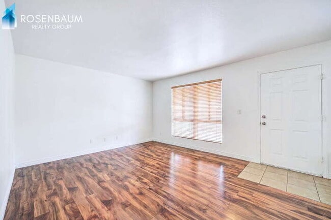 Building Photo - Charming 1 Bed / 1 Bath ground level condo Unit 15