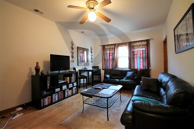 Photo - 1520 W Melrose St Apartments Unit 2R