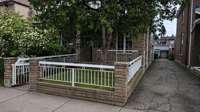 Building Photo - 423 Margueretta St