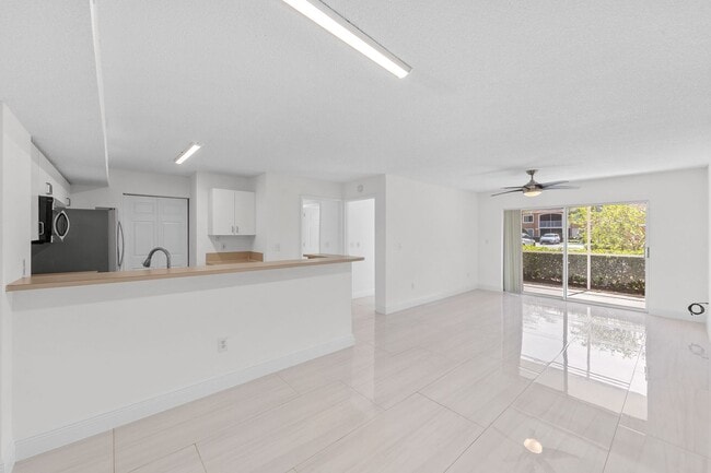 Photo - ANNUAL UNFURNISHED 2/2 IN NAPLES!!