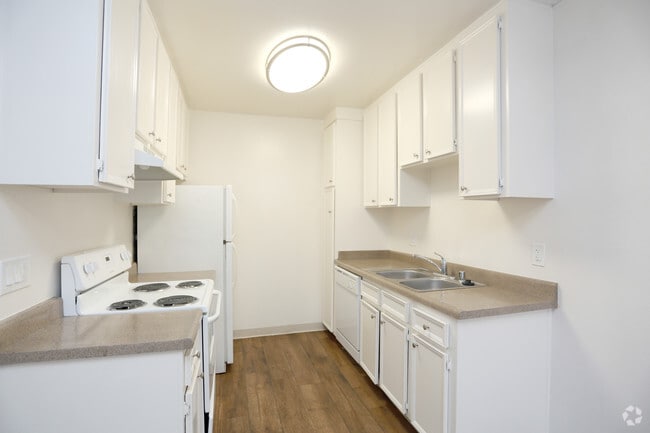 2 BR, 1 BA - 850 SF
