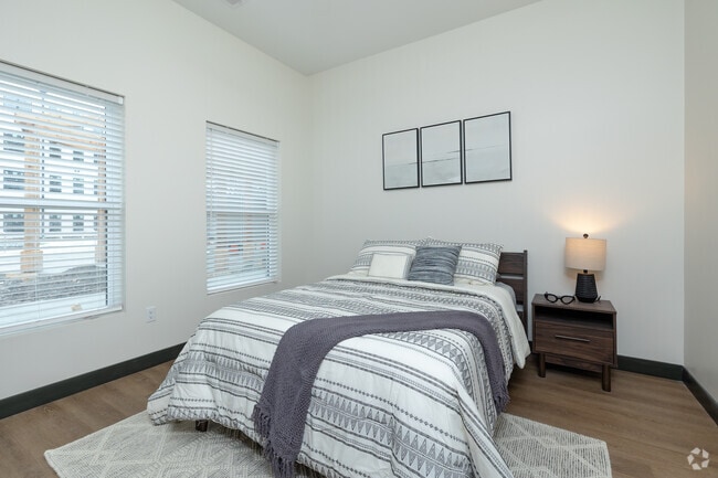 1BR, 1BA - 696SF - Bedroom
