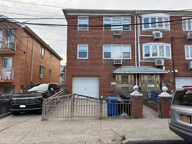 Building Photo - 71-61-61170 170th St