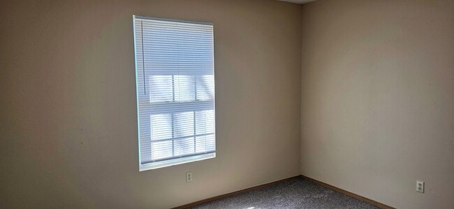 Building Photo - 3 Bedroom 2 Bath Close To Missouri State University $1295