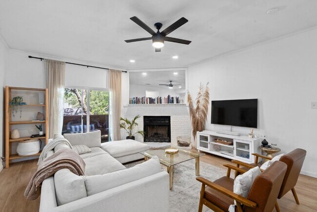 Building Photo - 2508 W 12th St Unit 203
