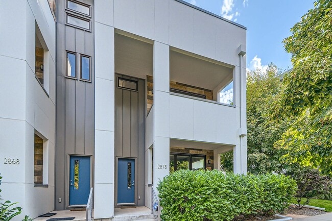 Building Photo - Urban Living - 4 Bedroom Jefferson Park Home Near Mile High Stadium