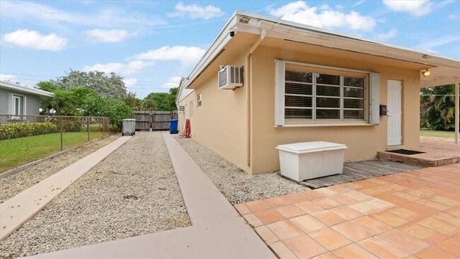 Photo - 724 NE 2nd St