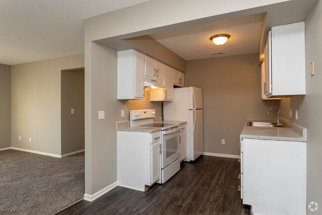 2BR, 1BA - 920SF - The Bluffs