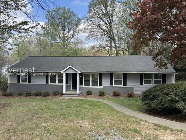 Building Photo - 1345 Twin Oaks Cir SE