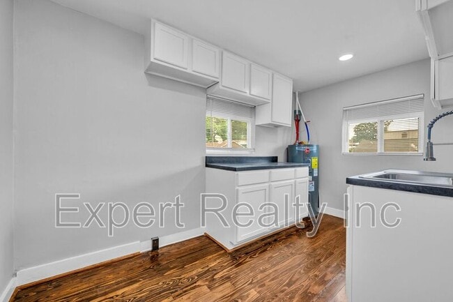 Building Photo - 546 55th St Rental