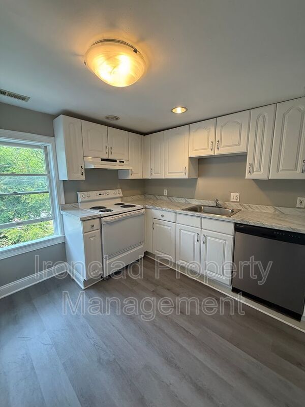 Building Photo - 625 Main St Unit 3 Rental