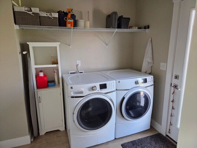 Photo - 3 Bed 2.5 Bath Townhome | Peaceful Locatio...