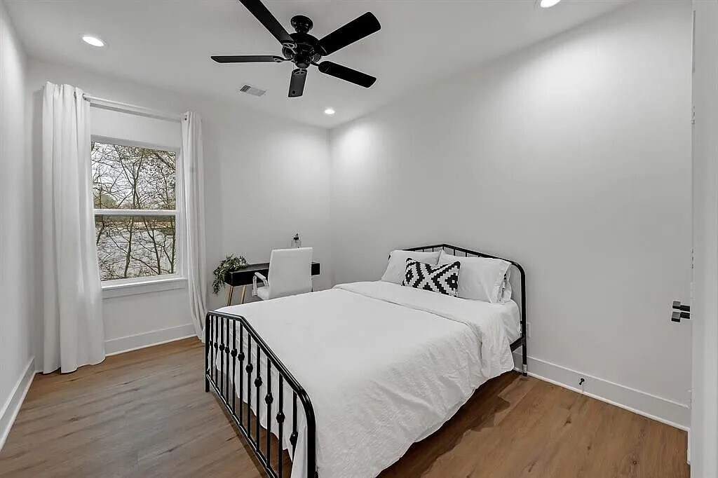 Photo - 6814 Burkett St.