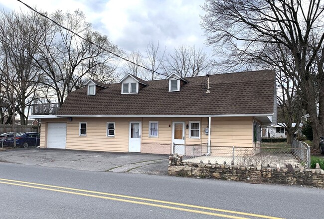 Building Photo - Charming single-family home just a short w...