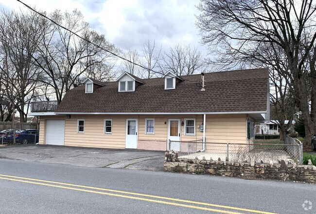 Building Photo - Charming single-family home just a short w...