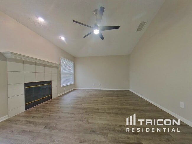 Photo - 906 Woodcraft Dr