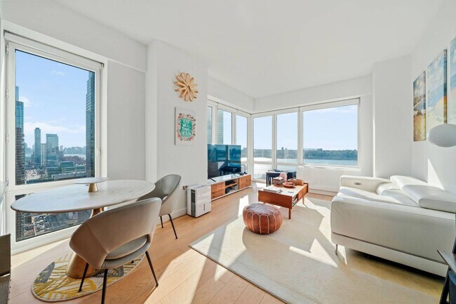 550 W 45th St