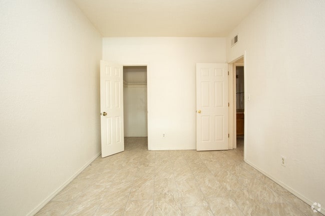 1BR, 1BA - 850 SF