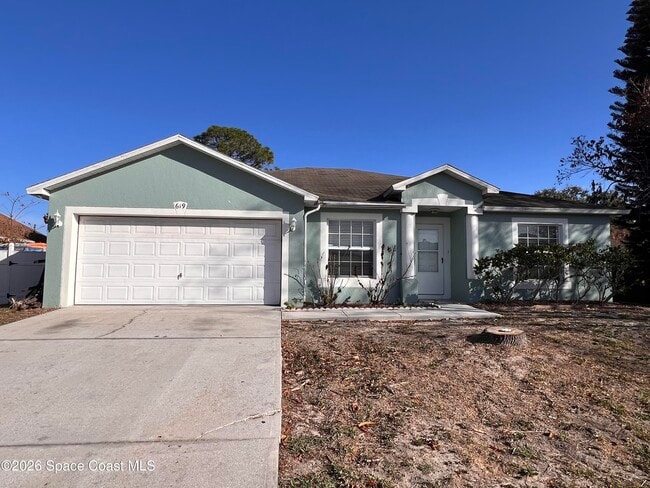 Photo - 619 Pampas St NW