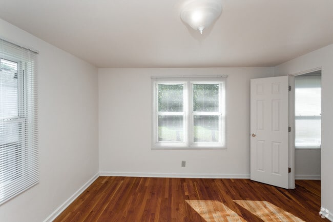 2BR, 1BA - 900 SF