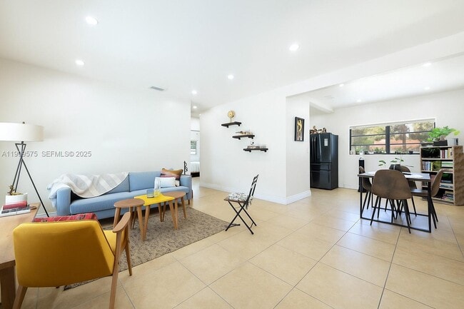 Building Photo - 250 NE 170th St