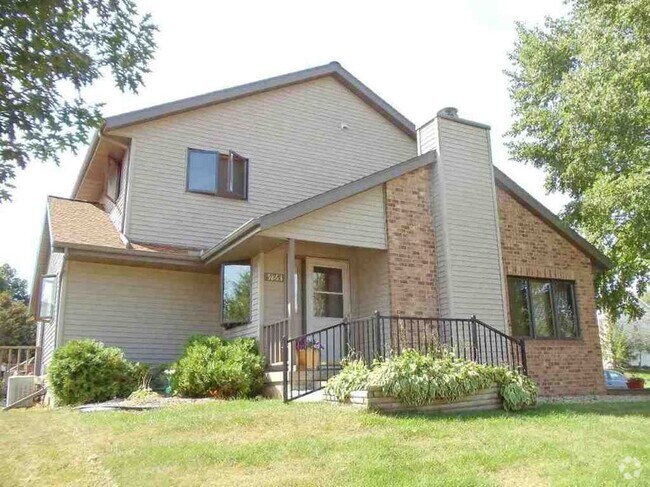 3 Bed 2.5 Bath Duplex, 2 car garage, close to Waunakee schools. - 5863 Woodland Dr Rental