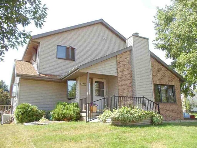 3 Bed 2.5 Bath Duplex, 2 car garage, close to Waunakee schools. - 5863 Woodland Dr Townhome