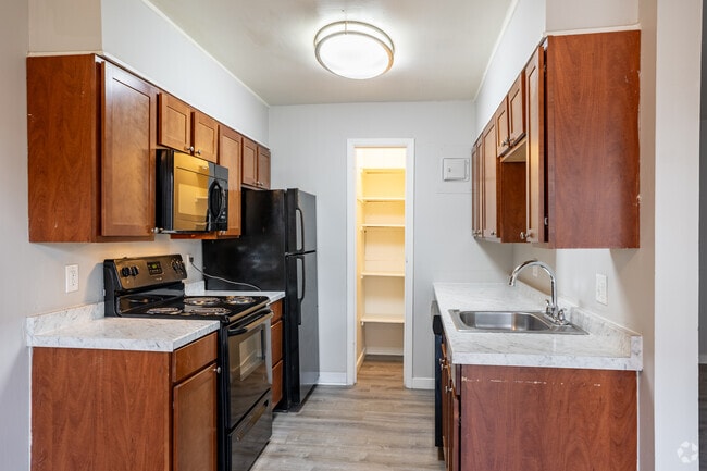 3BR, 2BA - 1,125SF - Kitchen - Boulevard Park Apartments