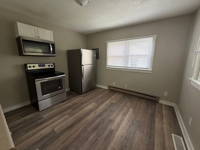 Building Photo - 904 W Main St Unit Apt 3