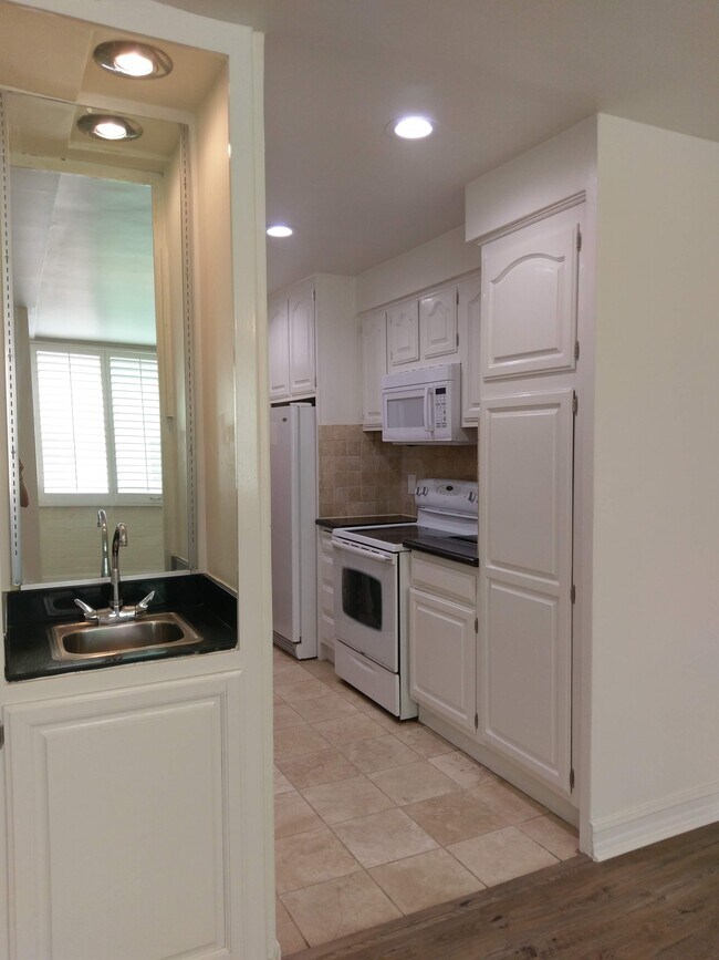 Kitchen - 540 Kelton Ave Unit 104
