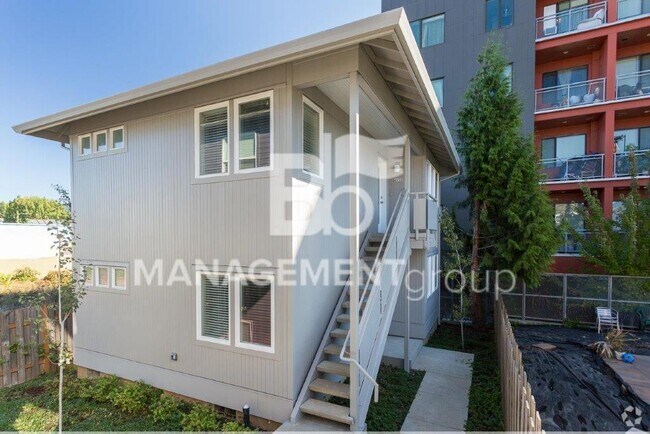 Building Photo - Light & Bright Newer Duplex in Close-in NE... Rental