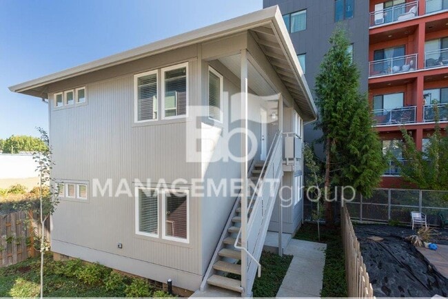 Light & Bright Newer Duplex in Close-in NE... - Light & Bright Newer Duplex in Close-in NE... House