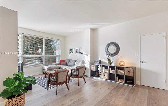 Building Photo - 4925 Collins Ave Unit 2H