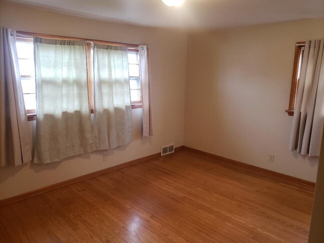 Photo - 515 Valleyview Ave NW