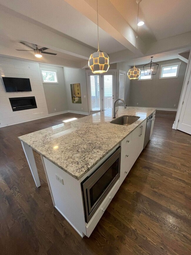 Photo - Spacious 5-Bedroom Haven with Modern Comfo...