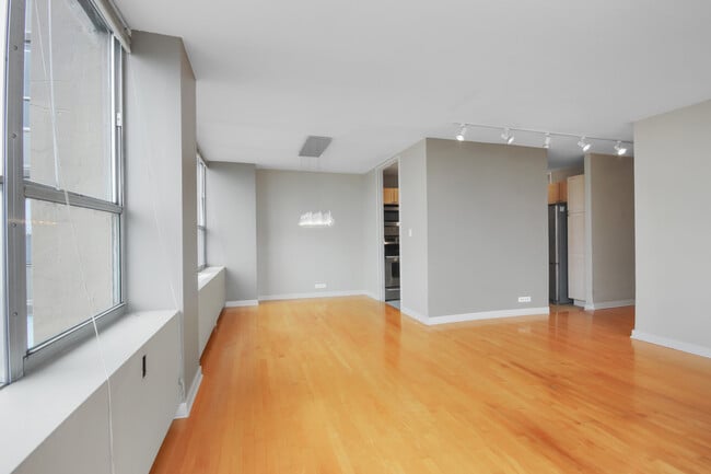 Photo - 655 W Irving Park Rd Unidad 5310