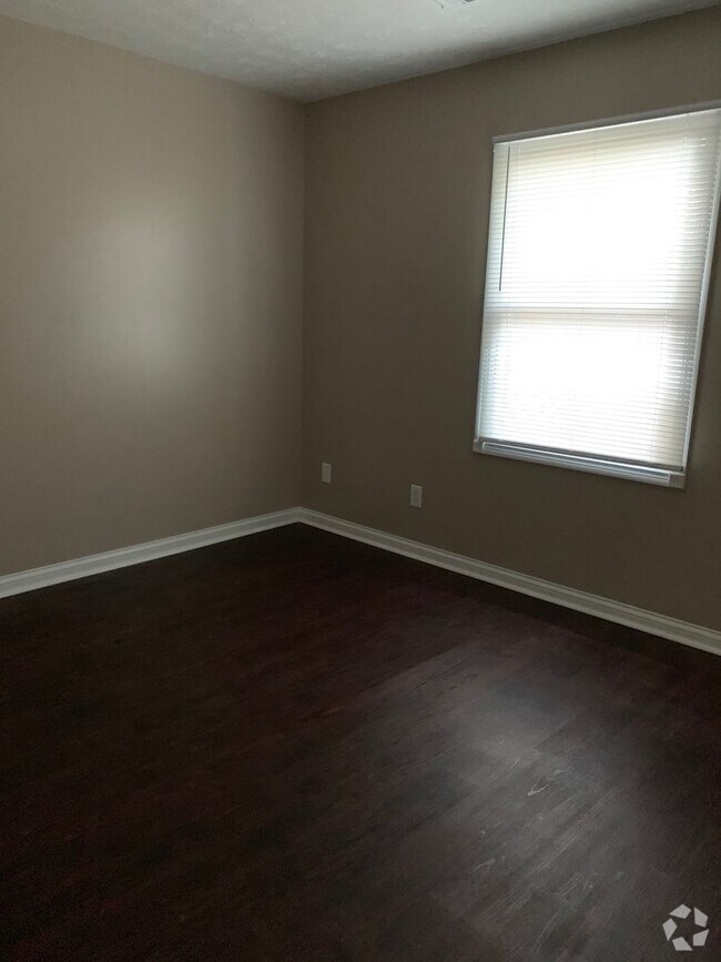 Building Photo - 2 bed 1 bath duplex Rental