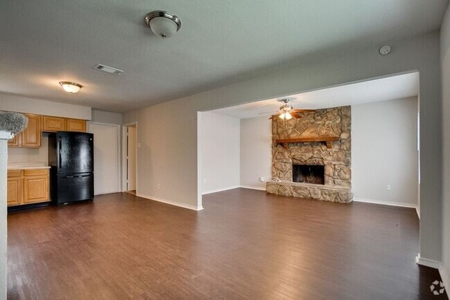 Building Photo - No Application Fees* $500 off 1st month re... Rental
