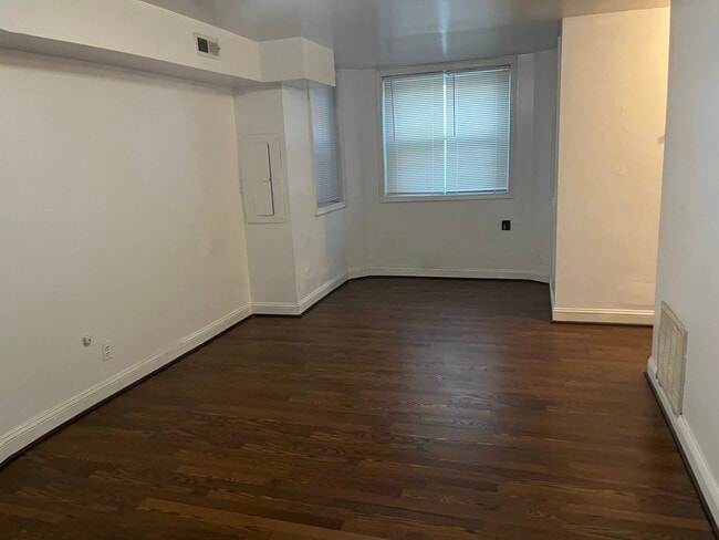 Oficina Cove con gran ventanal - 1006 F St NE Unidad #B