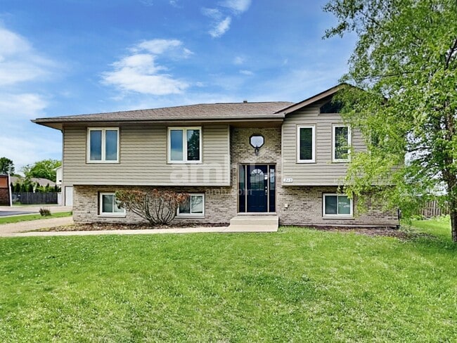 Building Photo - 2113 Cumberland Dr