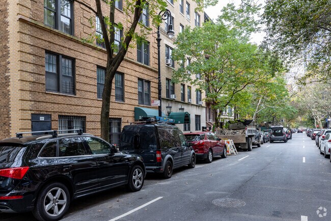 Photo - 24 W 69th St